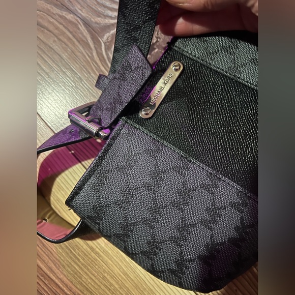 Michael Kors Fanny belt bag  size s/m used in great condition - Picture 9 of 10